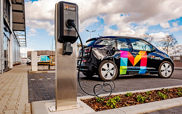 Elektroauto der Mainzer Stadtwerke beim Laden 2 Elektroauto der Mainzer Stadtwerke beim Laden 2