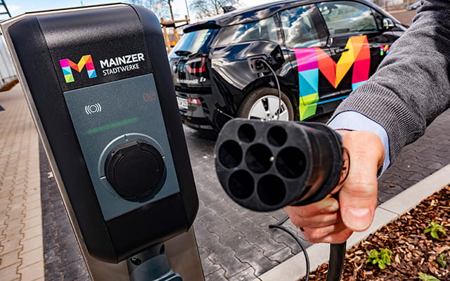 Stecker eines Elektroauto-Ladekabels 1 Stecker eines Elektroauto-Ladekabels 1