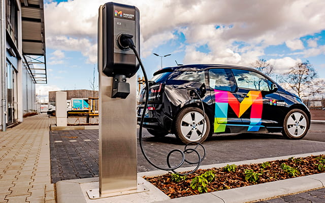 Elektroauto der Mainzer Stadtwerke beim Laden 2