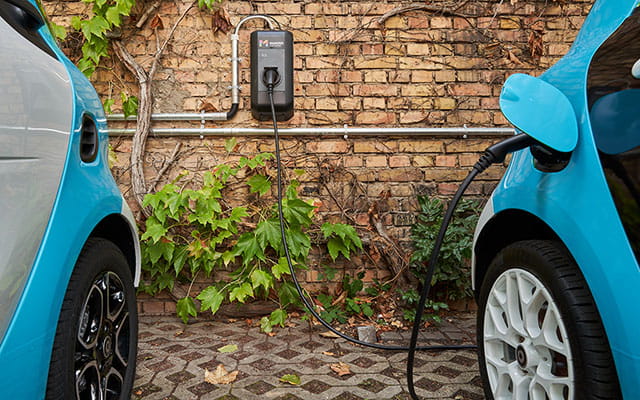 Elektroautos laden an einer Wallbox der Mainzer Stadtwerke 3