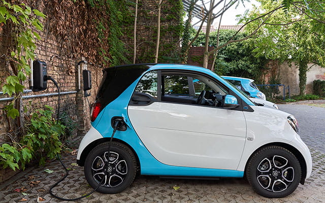 Elektrosmart lädt an einer Wallbox der Mainzer Stadtwerke 2