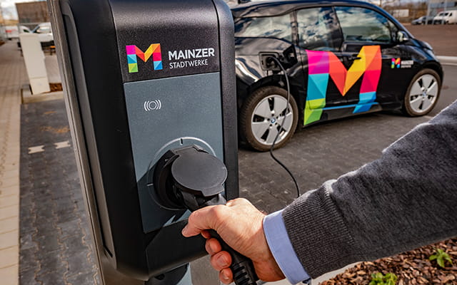 Ladevorgang eines Elektroautos an einer Wallbox der Mainzer Stadtwerke 1 Ladevorgang eines Elektroautos an einer Wallbox der Mainzer Stadtwerke 1