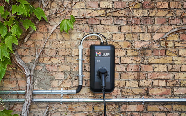 Wallbox der Mainzer Stadtwerke an einer Wand hängend Wallbox der Mainzer Stadtwerke an einer Wand hängend