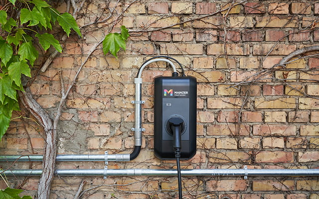 Wallbox der Mainzer Stadtwerke an einer Wand hängend