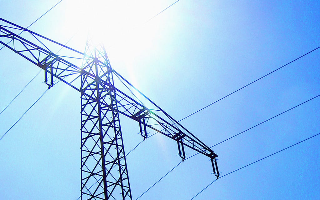 Hochspannungsmast in der Sonne Hochspannungsmast in der Sonne