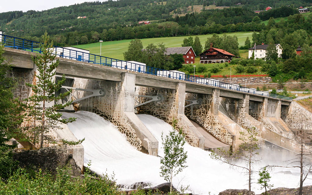 Wasserkraftwerk Hunderfossen in Norwegen Beim Wasserkraftwerk Hunderfossen in Norwegen wird das natürliche Gefälle des Flusses genutzt um mit Turbinen Strom zu erzeugen.