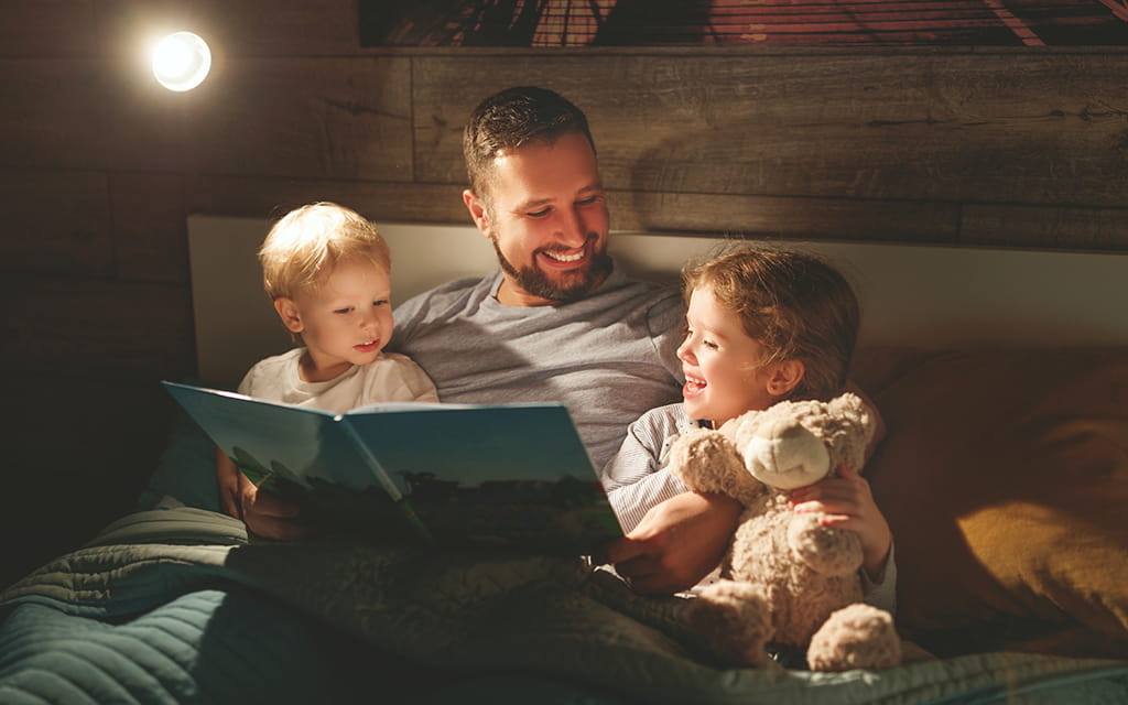 Vater liest Kindern etwas vor