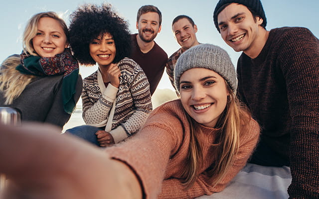 Freunde nehmen während einer Beachparty ein Selfie auf 2