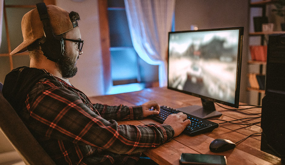 Junger Gamer spielt am PC Junger Gamer spielt am PC